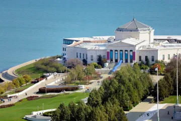 Aerial view of Shedd Aquarium by Lake Michigan with classical architecture and surrounding green spaces.